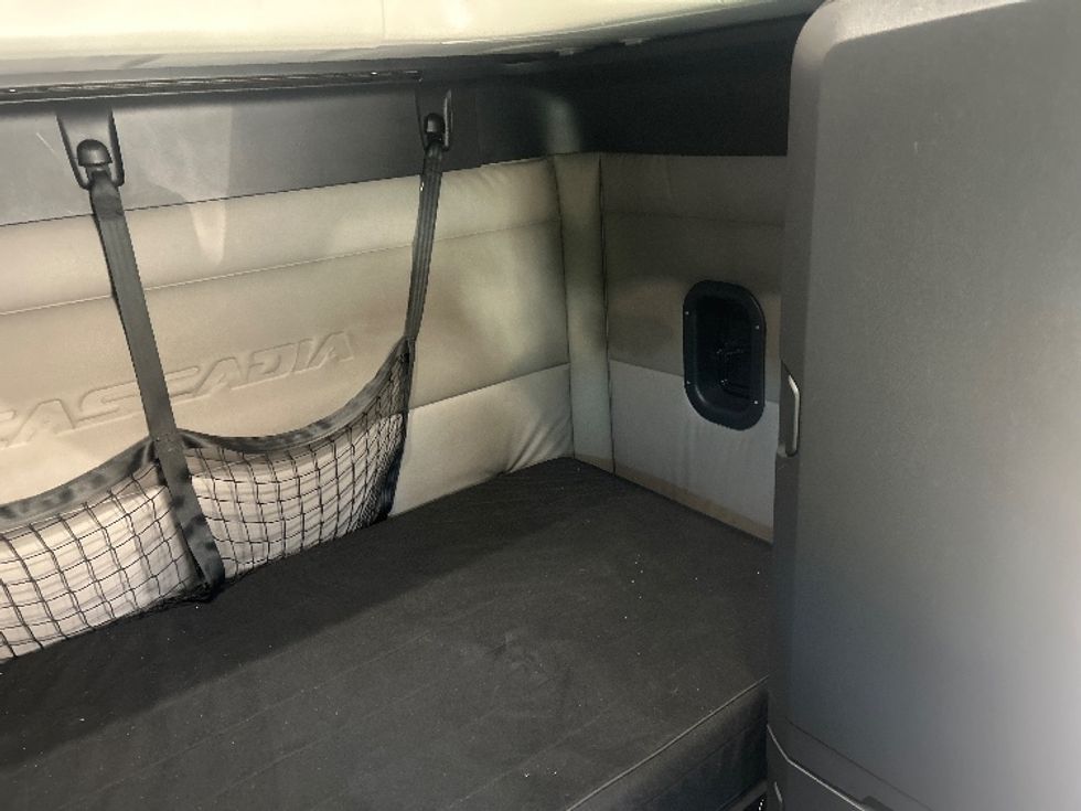 Sleeper Tractor-Heavy Duty Tractors-Freightliner-2019-T12664ST-Dalton-GA-404,196\n\t\tmiles-$ 66,500 - Image 17