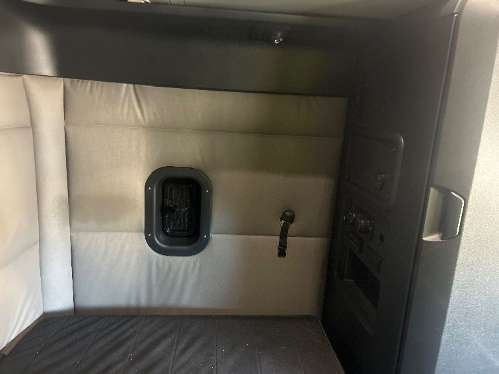 Sleeper Tractor-Heavy Duty Tractors-Freightliner-2019-T12664ST-Dalton-GA-404,196\n\t\tmiles-$ 66,500 - Image 18