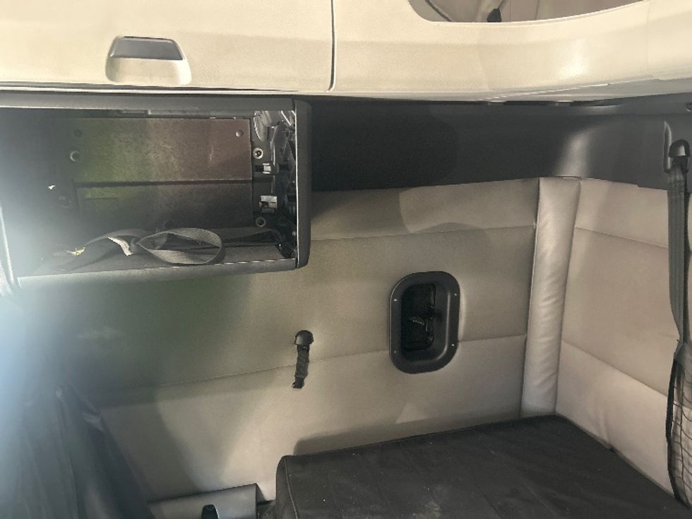 Sleeper Tractor-Heavy Duty Tractors-Freightliner-2019-T12664ST-Dalton-GA-404,196\n\t\tmiles-$ 66,500 - Image 19