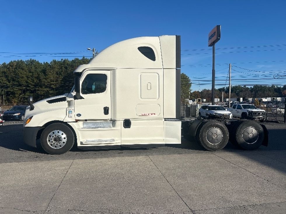 Sleeper Tractor-Heavy Duty Tractors-Freightliner-2019-T12664ST-Dalton-GA-404,196\n\t\tmiles-$ 66,500 - Image 4