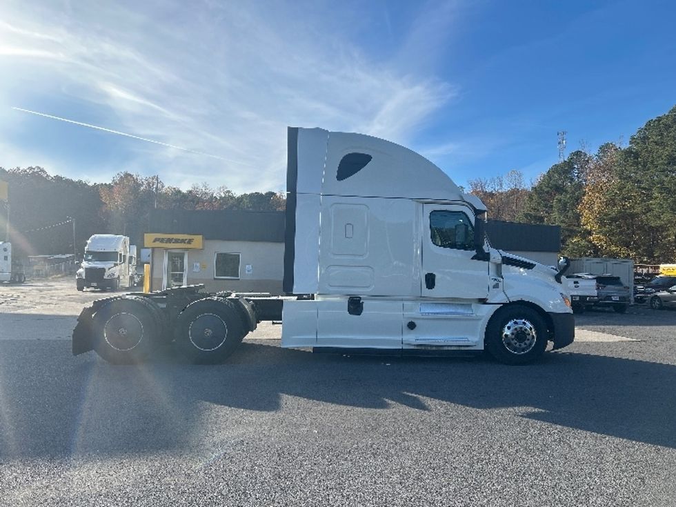 Sleeper Tractor-Heavy Duty Tractors-Freightliner-2019-T12664ST-Dalton-GA-404,196\n\t\tmiles-$ 66,500 - Image 8