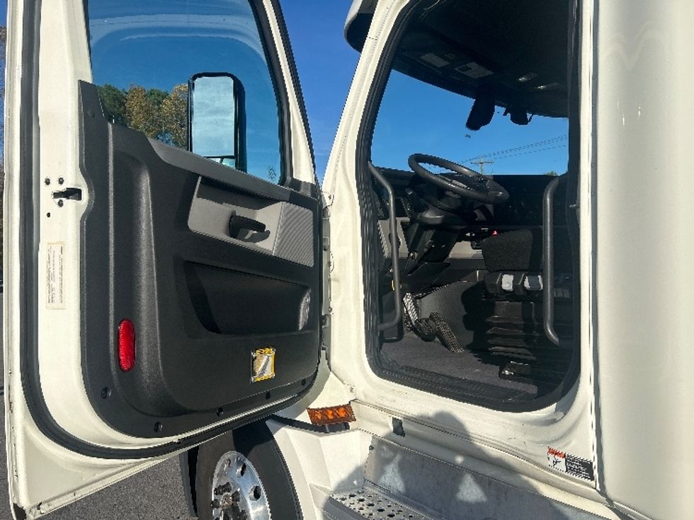 Sleeper Tractor-Heavy Duty Tractors-Freightliner-2019-T12664ST-Dalton-GA-404,196\n\t\tmiles-$ 66,500 - Image 9