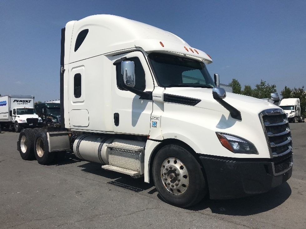 Sleeper Tractor-Heavy Duty Tractors-Freightliner-2019-T12664ST-Dartmouth-NS-628,090\n\t\tkm-$ 79,000 - Image 1