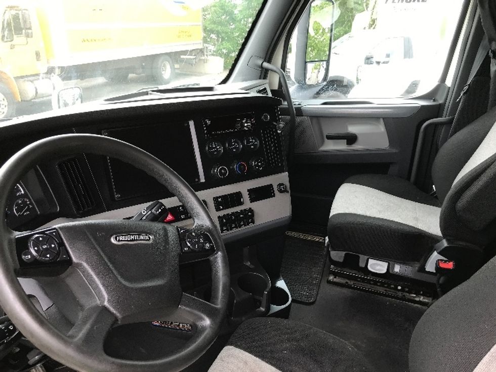 Sleeper Tractor-Heavy Duty Tractors-Freightliner-2019-T12664ST-Dartmouth-NS-628,090\n\t\tkm-$ 79,000 - Image 10