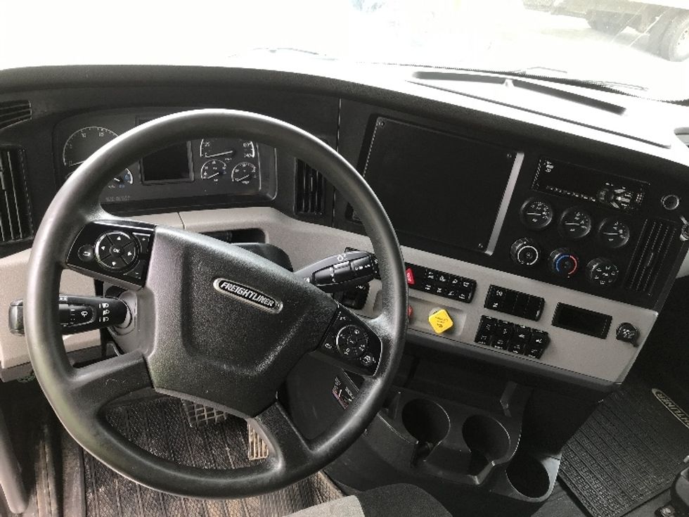 Sleeper Tractor-Heavy Duty Tractors-Freightliner-2019-T12664ST-Dartmouth-NS-628,090\n\t\tkm-$ 79,000 - Image 11