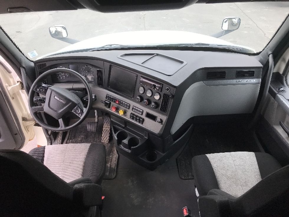 Sleeper Tractor-Heavy Duty Tractors-Freightliner-2019-T12664ST-Dartmouth-NS-628,090\n\t\tkm-$ 79,000 - Image 12