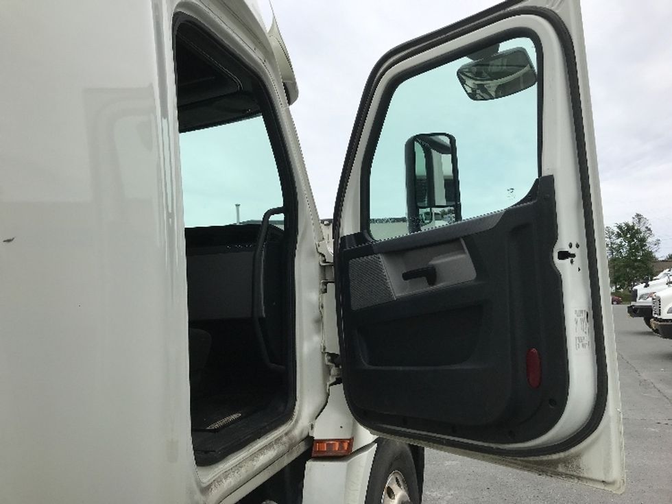 Sleeper Tractor-Heavy Duty Tractors-Freightliner-2019-T12664ST-Dartmouth-NS-628,090\n\t\tkm-$ 79,000 - Image 13