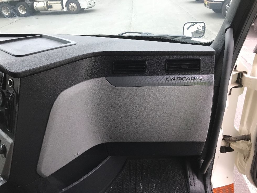 Sleeper Tractor-Heavy Duty Tractors-Freightliner-2019-T12664ST-Dartmouth-NS-628,090\n\t\tkm-$ 79,000 - Image 14