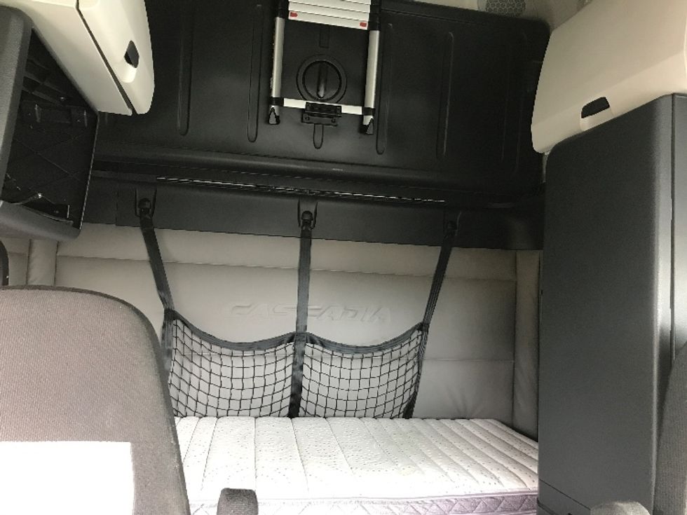 Sleeper Tractor-Heavy Duty Tractors-Freightliner-2019-T12664ST-Dartmouth-NS-628,090\n\t\tkm-$ 79,000 - Image 16