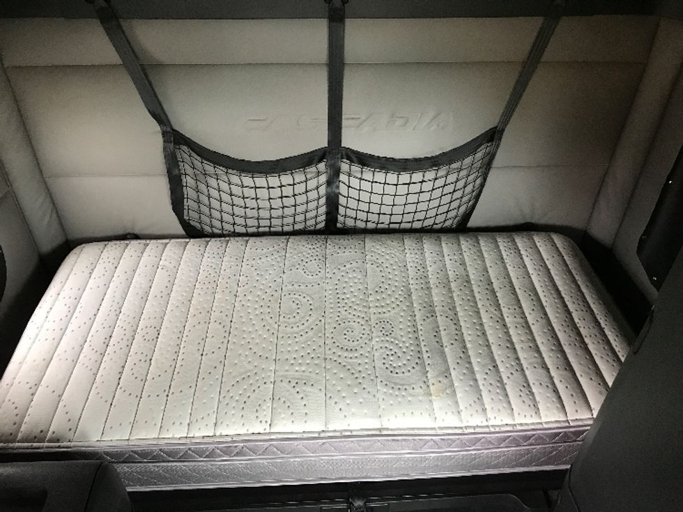 Sleeper Tractor-Heavy Duty Tractors-Freightliner-2019-T12664ST-Dartmouth-NS-628,090\n\t\tkm-$ 79,000 - Image 17