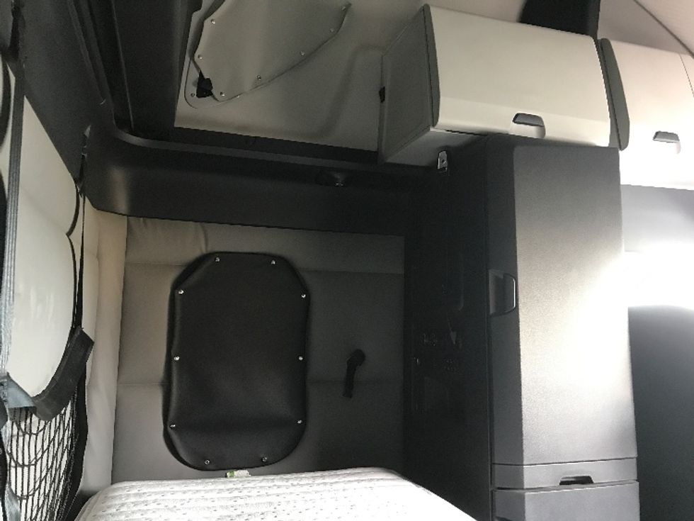 Sleeper Tractor-Heavy Duty Tractors-Freightliner-2019-T12664ST-Dartmouth-NS-628,090\n\t\tkm-$ 79,000 - Image 18