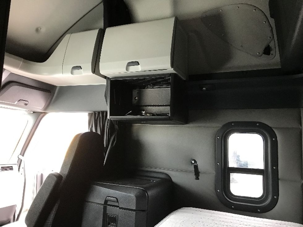 Sleeper Tractor-Heavy Duty Tractors-Freightliner-2019-T12664ST-Dartmouth-NS-628,090\n\t\tkm-$ 79,000 - Image 19