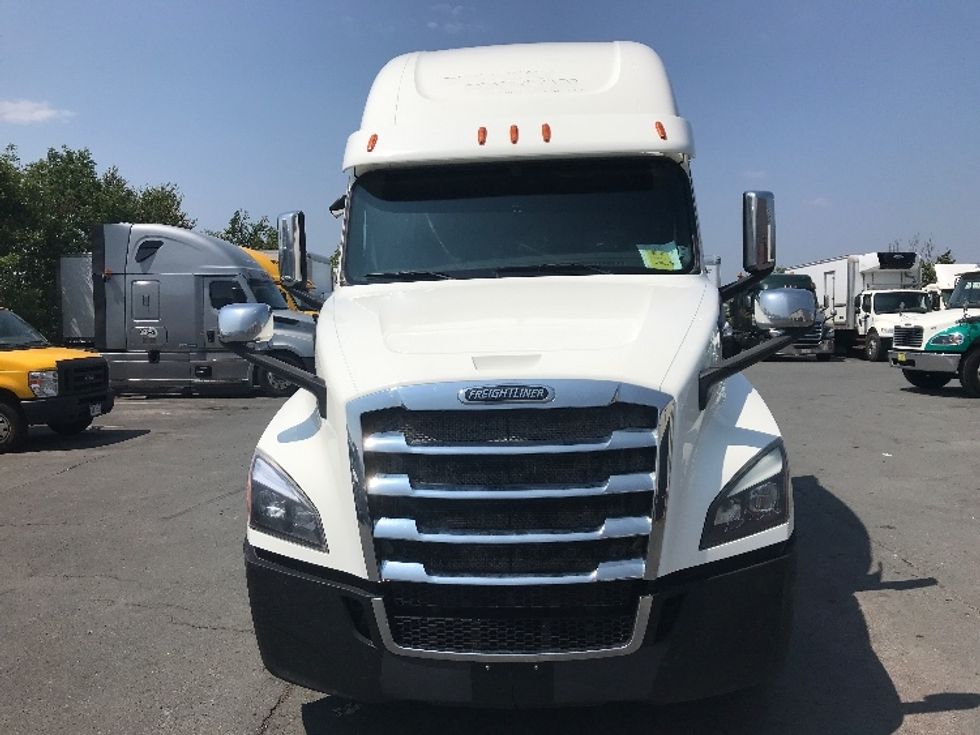 Sleeper Tractor-Heavy Duty Tractors-Freightliner-2019-T12664ST-Dartmouth-NS-628,090\n\t\tkm-$ 79,000 - Image 2