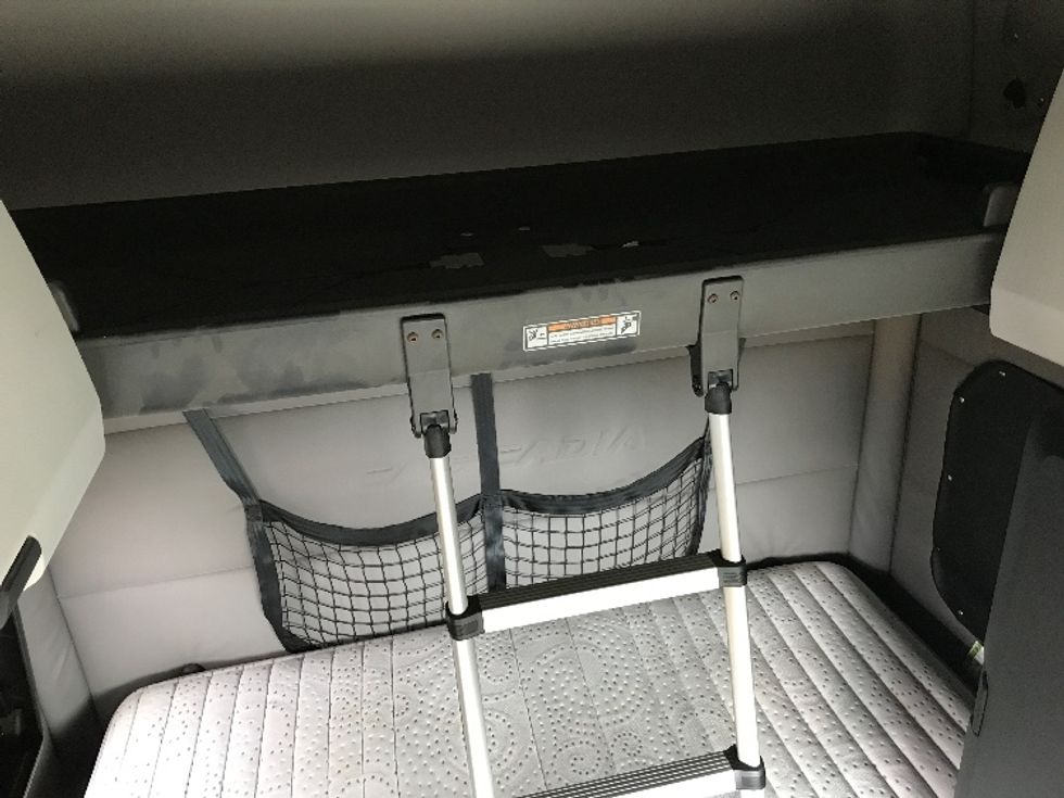 Sleeper Tractor-Heavy Duty Tractors-Freightliner-2019-T12664ST-Dartmouth-NS-628,090\n\t\tkm-$ 79,000 - Image 23