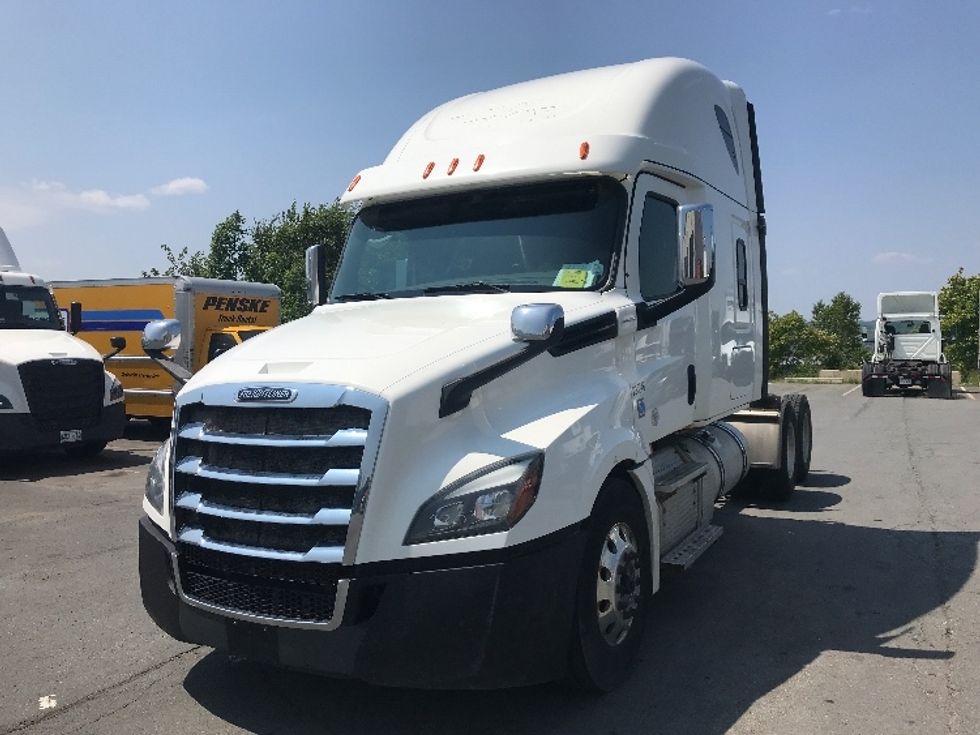 Sleeper Tractor-Heavy Duty Tractors-Freightliner-2019-T12664ST-Dartmouth-NS-628,090\n\t\tkm-$ 79,000 - Image 3
