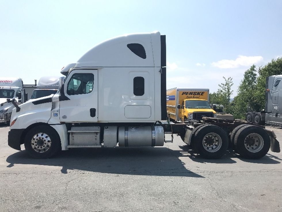 Sleeper Tractor-Heavy Duty Tractors-Freightliner-2019-T12664ST-Dartmouth-NS-628,090\n\t\tkm-$ 79,000 - Image 4