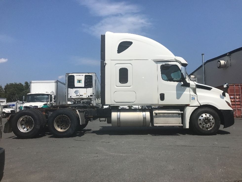 Sleeper Tractor-Heavy Duty Tractors-Freightliner-2019-T12664ST-Dartmouth-NS-628,090\n\t\tkm-$ 79,000 - Image 8