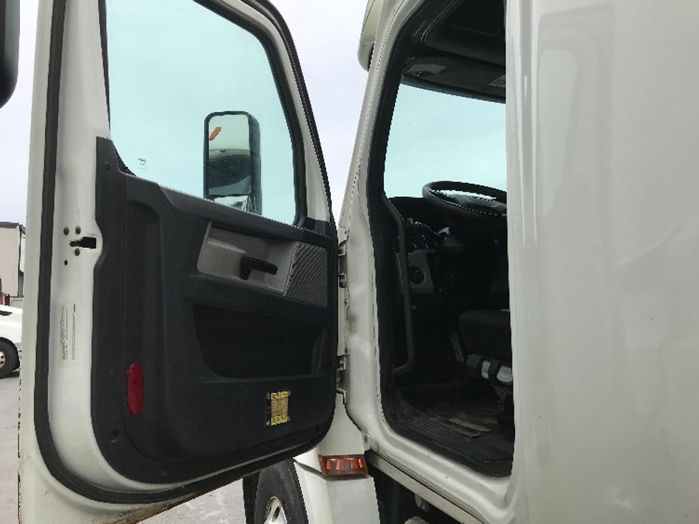 Sleeper Tractor-Heavy Duty Tractors-Freightliner-2019-T12664ST-Dartmouth-NS-628,090\n\t\tkm-$ 79,000 - Image 9