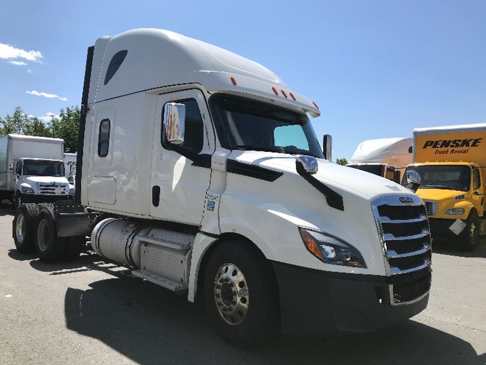 Sleeper Tractor-Heavy Duty Tractors-Freightliner-2019-T12664ST-Dartmouth-NS-689,360\n\t\tkm-$ 77,250 - Image 1
