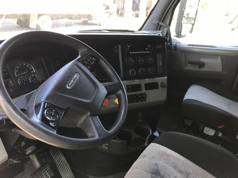 Sleeper Tractor-Heavy Duty Tractors-Freightliner-2019-T12664ST-Dartmouth-NS-689,360\n\t\tkm-$ 77,250 - Image 10