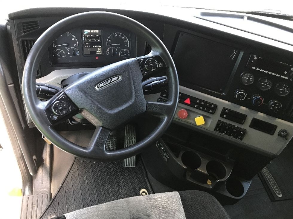 Sleeper Tractor-Heavy Duty Tractors-Freightliner-2019-T12664ST-Dartmouth-NS-689,360\n\t\tkm-$ 77,250 - Image 11