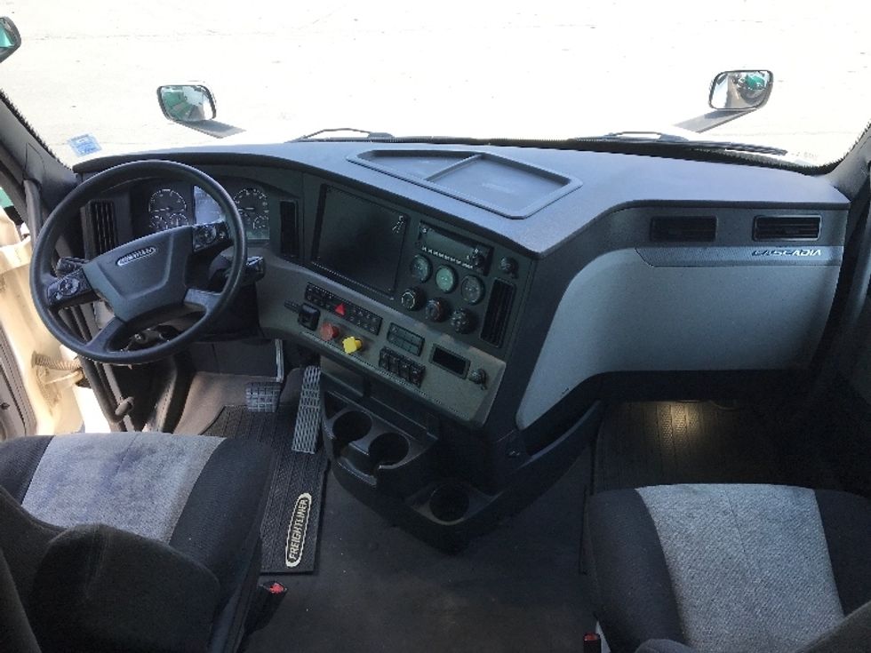 Sleeper Tractor-Heavy Duty Tractors-Freightliner-2019-T12664ST-Dartmouth-NS-689,360\n\t\tkm-$ 77,250 - Image 12