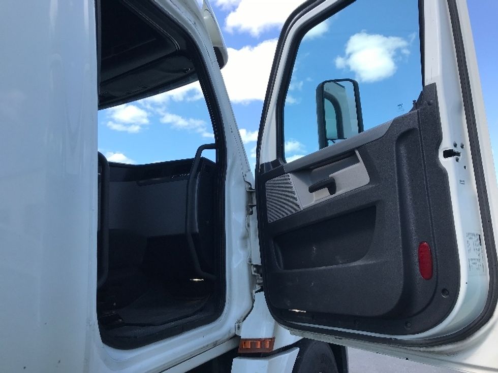 Sleeper Tractor-Heavy Duty Tractors-Freightliner-2019-T12664ST-Dartmouth-NS-689,360\n\t\tkm-$ 77,250 - Image 13