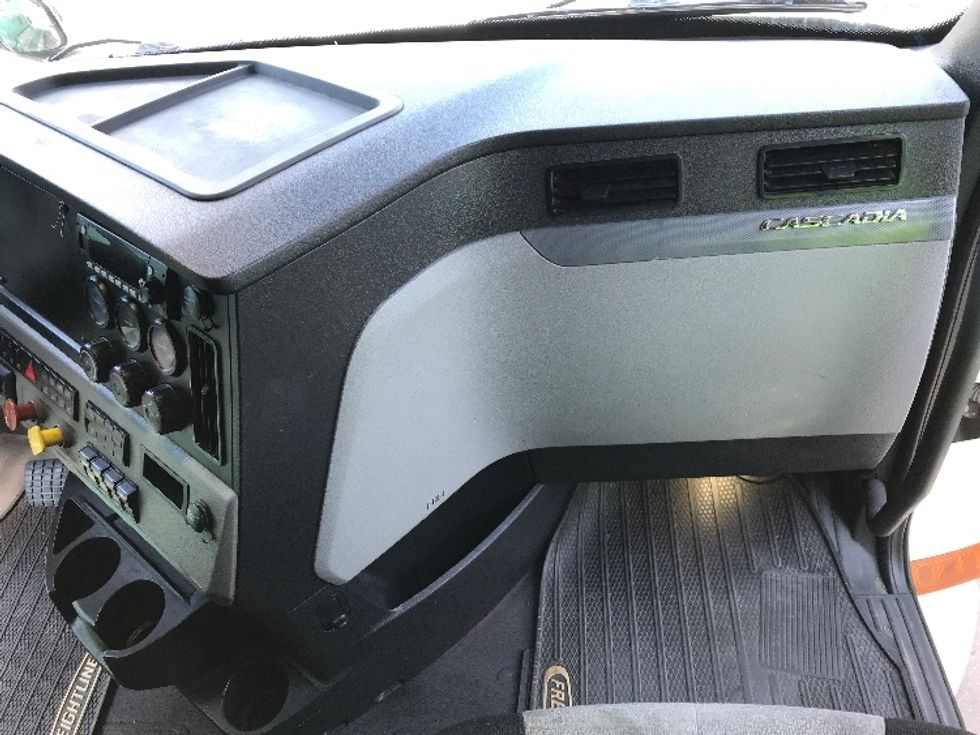 Sleeper Tractor-Heavy Duty Tractors-Freightliner-2019-T12664ST-Dartmouth-NS-689,360\n\t\tkm-$ 77,250 - Image 14