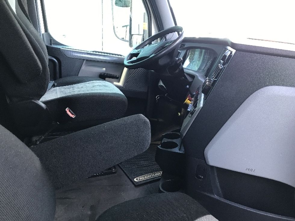 Sleeper Tractor-Heavy Duty Tractors-Freightliner-2019-T12664ST-Dartmouth-NS-689,360\n\t\tkm-$ 77,250 - Image 15