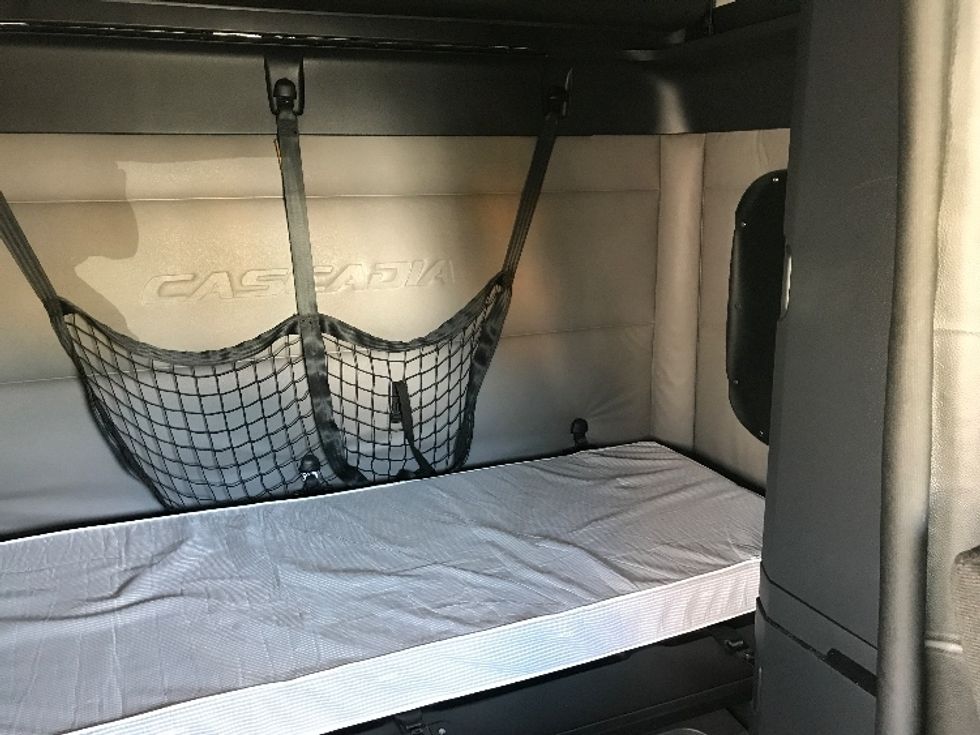 Sleeper Tractor-Heavy Duty Tractors-Freightliner-2019-T12664ST-Dartmouth-NS-689,360\n\t\tkm-$ 77,250 - Image 16