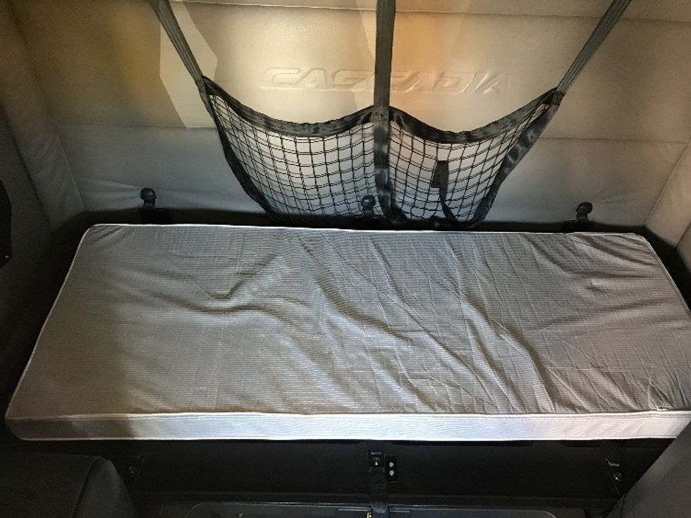 Sleeper Tractor-Heavy Duty Tractors-Freightliner-2019-T12664ST-Dartmouth-NS-689,360\n\t\tkm-$ 77,250 - Image 17