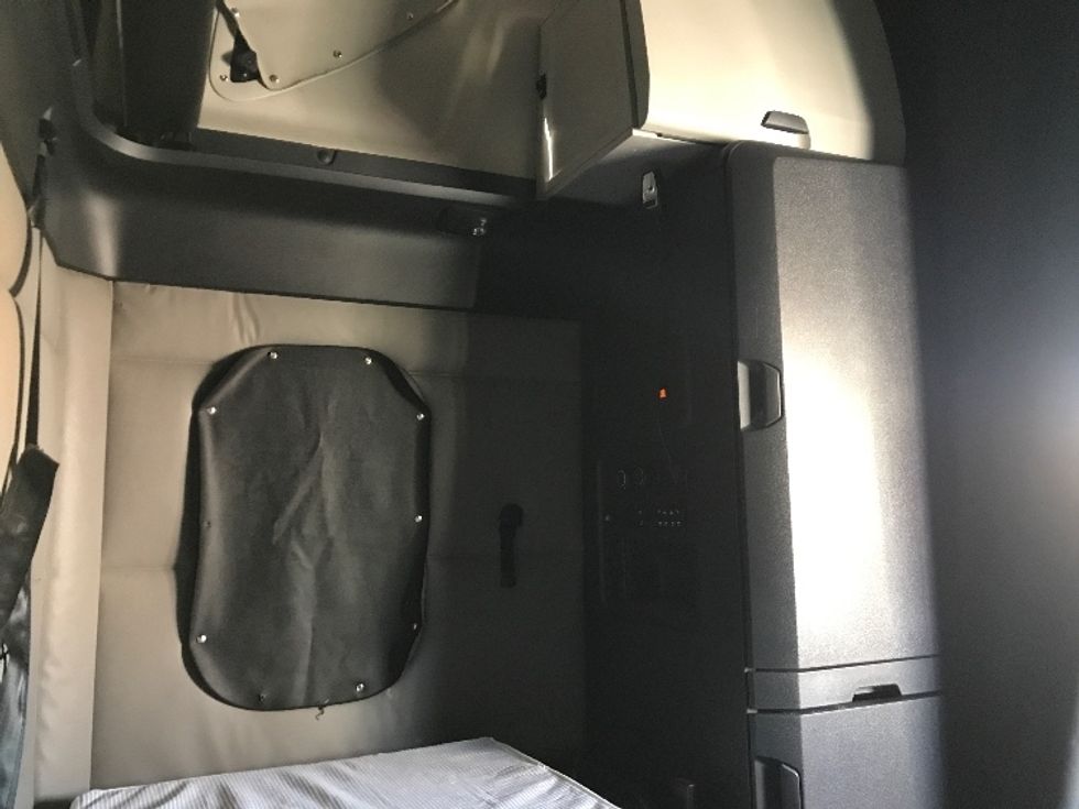 Sleeper Tractor-Heavy Duty Tractors-Freightliner-2019-T12664ST-Dartmouth-NS-689,360\n\t\tkm-$ 77,250 - Image 18