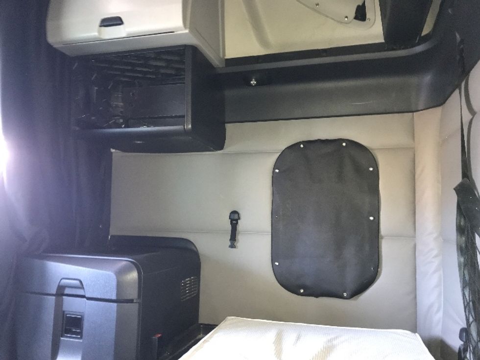 Sleeper Tractor-Heavy Duty Tractors-Freightliner-2019-T12664ST-Dartmouth-NS-689,360\n\t\tkm-$ 77,250 - Image 19