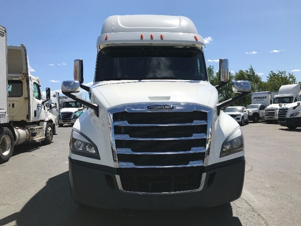 Sleeper Tractor-Heavy Duty Tractors-Freightliner-2019-T12664ST-Dartmouth-NS-689,360\n\t\tkm-$ 77,250 - Image 2