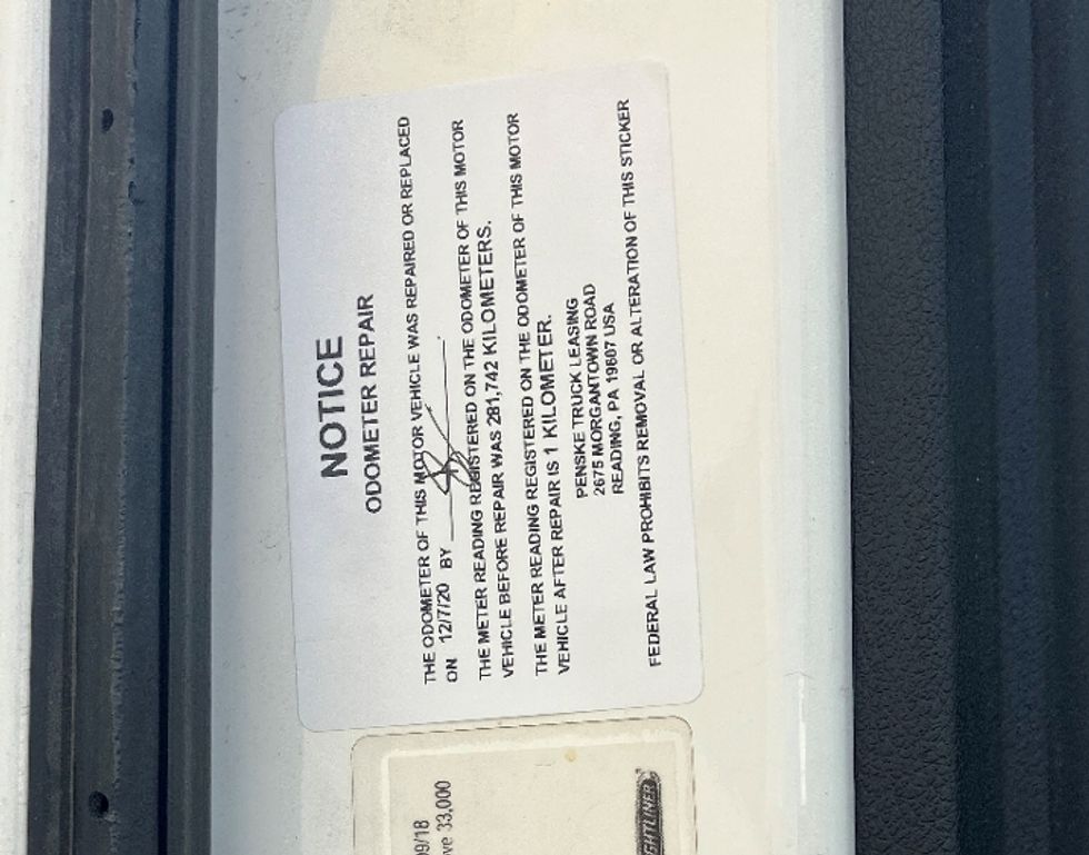 Sleeper Tractor-Heavy Duty Tractors-Freightliner-2019-T12664ST-Dartmouth-NS-689,360\n\t\tkm-$ 77,250 - Image 23