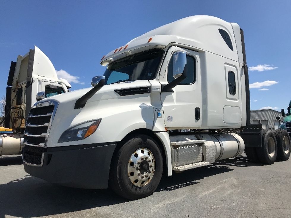 Sleeper Tractor-Heavy Duty Tractors-Freightliner-2019-T12664ST-Dartmouth-NS-689,360\n\t\tkm-$ 77,250 - Image 3