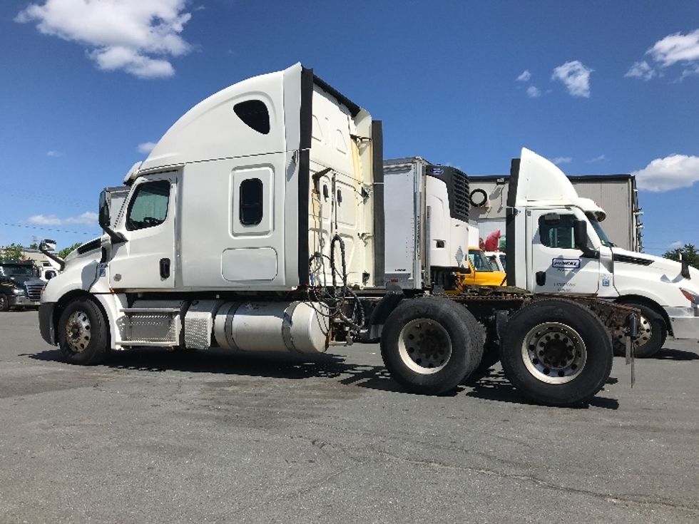 Sleeper Tractor-Heavy Duty Tractors-Freightliner-2019-T12664ST-Dartmouth-NS-689,360\n\t\tkm-$ 77,250 - Image 4