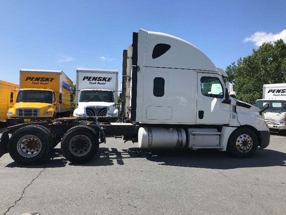 Sleeper Tractor-Heavy Duty Tractors-Freightliner-2019-T12664ST-Dartmouth-NS-689,360\n\t\tkm-$ 77,250 - Image 8
