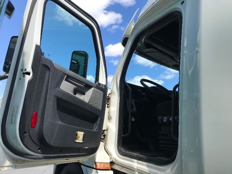 Sleeper Tractor-Heavy Duty Tractors-Freightliner-2019-T12664ST-Dartmouth-NS-689,360\n\t\tkm-$ 77,250 - Image 9