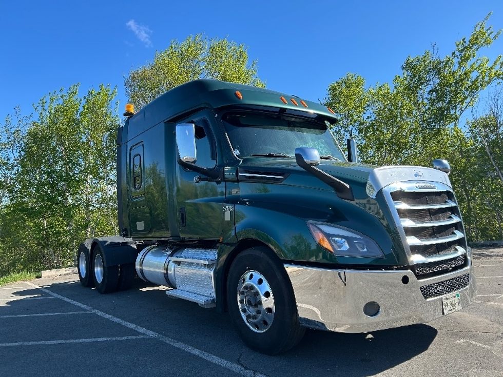 Sleeper Tractor-Heavy Duty Tractors-Freightliner-2019-T12664ST-Dartmouth-NS-729,101\n\t\tkm-$ 61,750 - Image 1