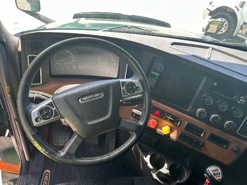 Sleeper Tractor-Heavy Duty Tractors-Freightliner-2019-T12664ST-Dartmouth-NS-729,101\n\t\tkm-$ 61,750 - Image 10