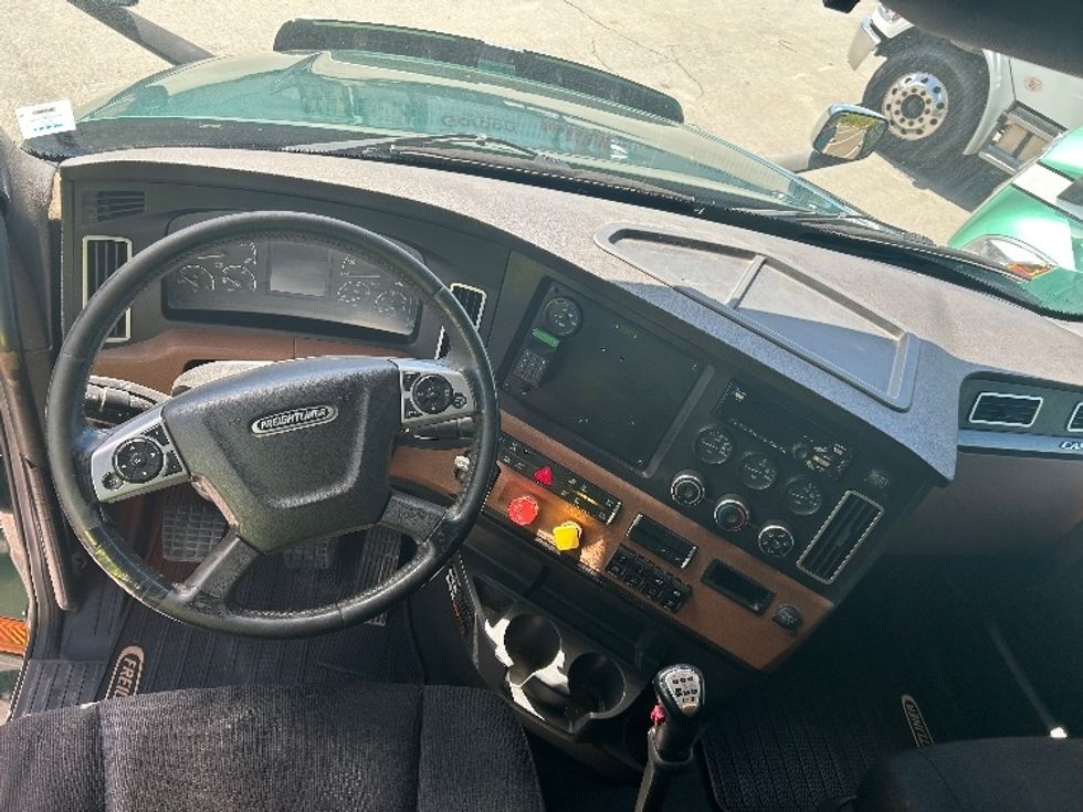 Sleeper Tractor-Heavy Duty Tractors-Freightliner-2019-T12664ST-Dartmouth-NS-729,101\n\t\tkm-$ 61,750 - Image 11
