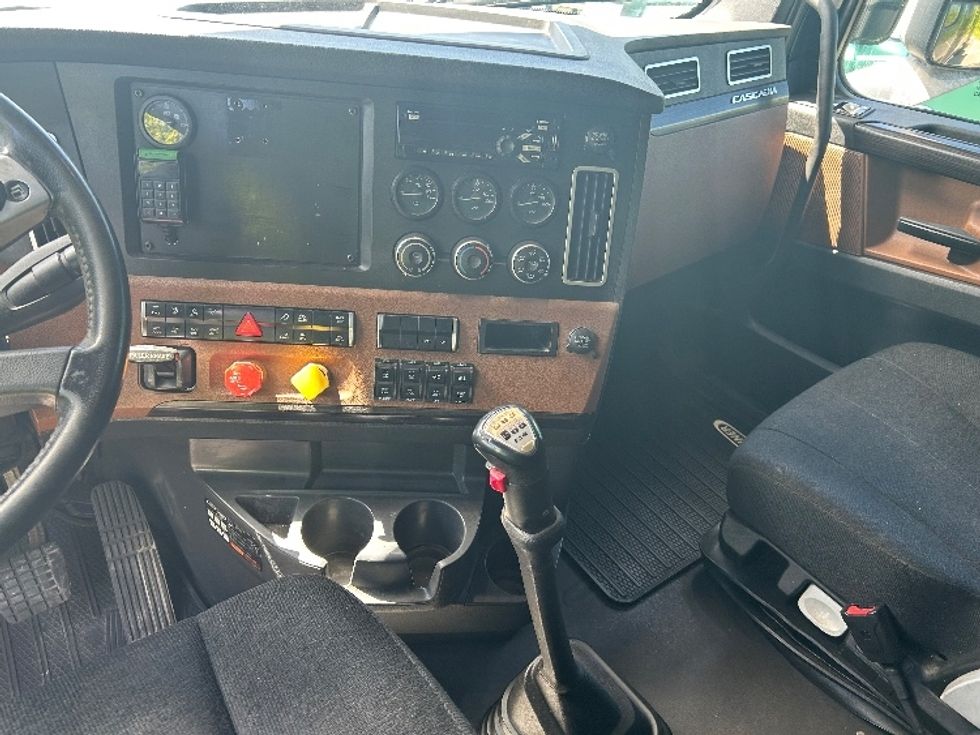 Sleeper Tractor-Heavy Duty Tractors-Freightliner-2019-T12664ST-Dartmouth-NS-729,101\n\t\tkm-$ 61,750 - Image 12