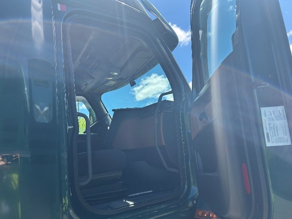 Sleeper Tractor-Heavy Duty Tractors-Freightliner-2019-T12664ST-Dartmouth-NS-729,101\n\t\tkm-$ 61,750 - Image 13