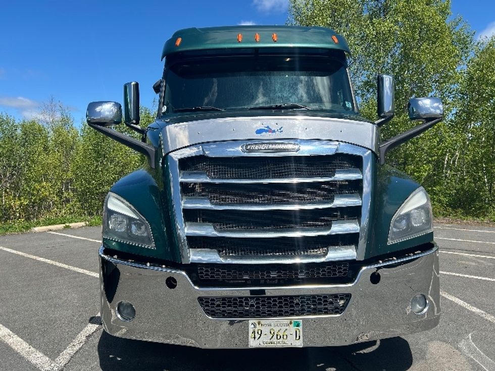Sleeper Tractor-Heavy Duty Tractors-Freightliner-2019-T12664ST-Dartmouth-NS-729,101\n\t\tkm-$ 61,750 - Image 2