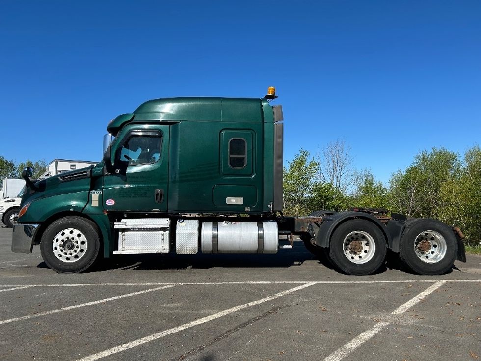 Sleeper Tractor-Heavy Duty Tractors-Freightliner-2019-T12664ST-Dartmouth-NS-729,101\n\t\tkm-$ 61,750 - Image 4