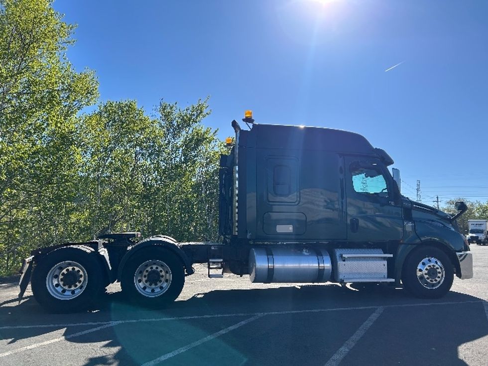 Sleeper Tractor-Heavy Duty Tractors-Freightliner-2019-T12664ST-Dartmouth-NS-729,101\n\t\tkm-$ 61,750 - Image 8