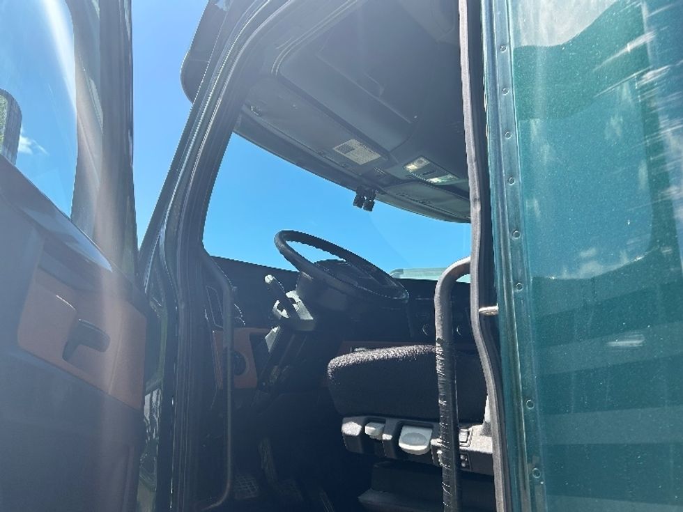 Sleeper Tractor-Heavy Duty Tractors-Freightliner-2019-T12664ST-Dartmouth-NS-729,101\n\t\tkm-$ 61,750 - Image 9