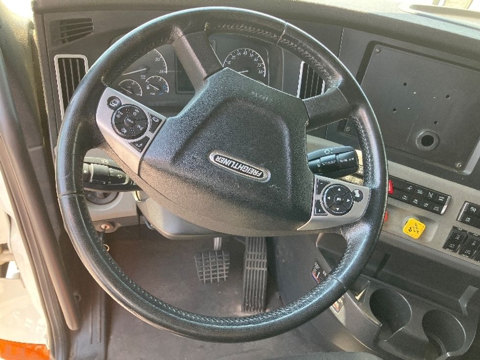 Sleeper Tractor-Heavy Duty Tractors-Freightliner-2019-T12664ST-Decatur-AL-326,781\n\t\tmiles-$ 72,000 - Image 11