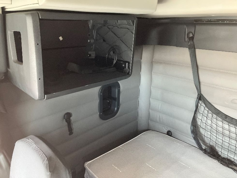 Sleeper Tractor-Heavy Duty Tractors-Freightliner-2019-T12664ST-Decatur-AL-326,781\n\t\tmiles-$ 72,000 - Image 18